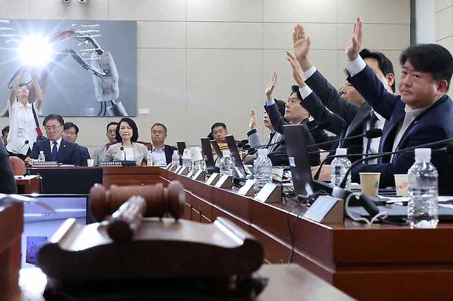 7월7일 국회 과학기술정보방송통신위원회 전체회의에서 여당 위원들의 주도로 '방송 3법’이 통과되고 있다. ⓒ연합뉴스