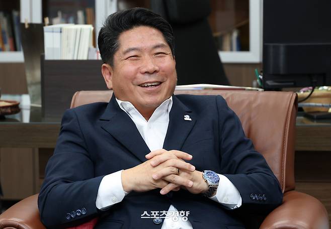 김창규 제천시장이 지난 25일 충북 제청시청 집무실에서 본지와 인터뷰하고 있다. 제천|권도현 기자