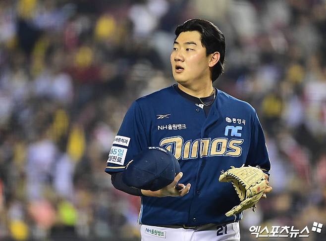 24일 오후 서울 송파구 잠실야구장에서 열린 '2025 신한 SOL Bank KBO리그' NC 다이노스와 LG 트윈스의 경기, 8회말 종료 후 NC 김시훈이 더그아웃으로 향하고 있다. 엑스포츠뉴스 DB