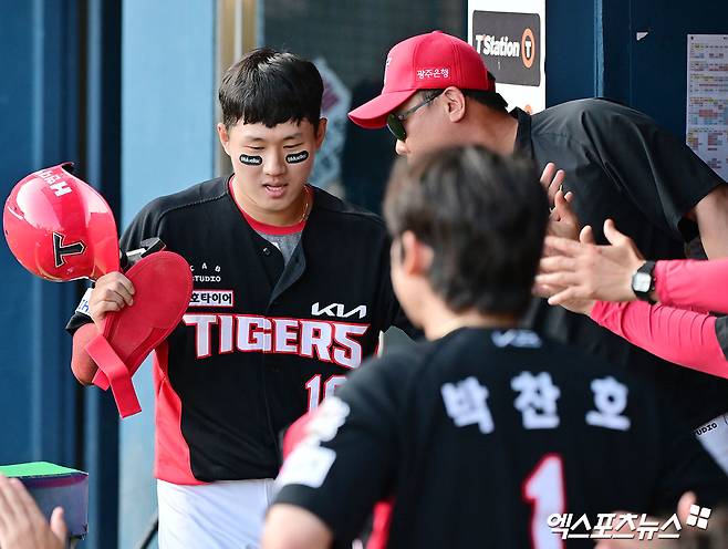 KIA 타이거즈 이범호 감독이 3대3 트레이드로 보낸 외야수 최원준과 이우성을 향한 아쉬움과 함께 격려 메시지를 전했다. KIA는 지난 28일 NC 다이노스와 투수 한재승과 김시훈, 내야수 정현창을 받고 외야수 최원준과 이우성, 그리고 내야수 홍종표를 내주는 대형 트레이드를 단행했다. 엑스포츠뉴스 DB