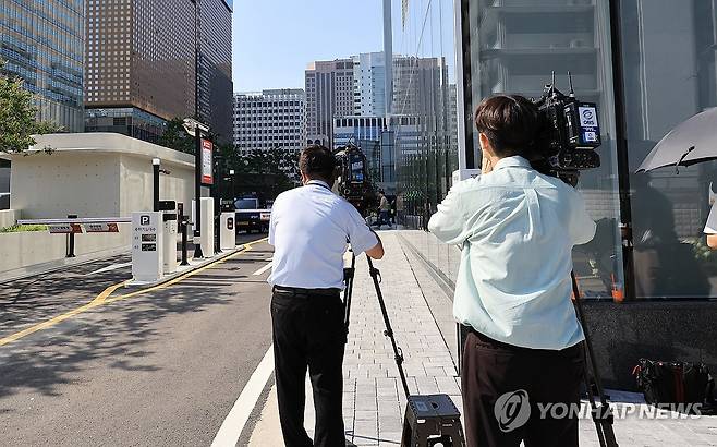 윤석열, 김건희특검 첫 소환 결국 불출석 (서울=연합뉴스) 최재구 기자 = 윤석열 전 대통령에 대한 김건희 특검팀의 첫 소환 조사가 예정된 29일 서울 종로구 특검 사무실 앞에 취재진이 대기하고 있다. 윤 전 대통은 이날 오전 10시로 예정됐던 특검팀의 소환 요구에 출석하지 않았다. 2025.7.29 jjaeck9@yna.co.kr