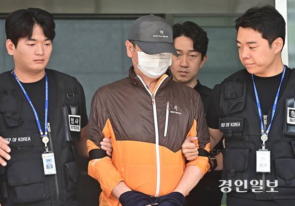 인천 송도 총기 살인사건의 피의자 A씨가 30일 오전 인천시 남동구 논현경찰서에서 검찰로 송치되고 있다. 2025.7.30 /조재현기자 jhc@kyeongin.com