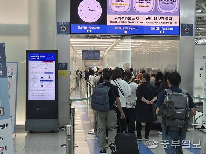30일 중구 인천국제공항 탑승게이트에 해외로 나가는 여행객들이 발길을 옮기고 있다. 사진=김상윤 기자