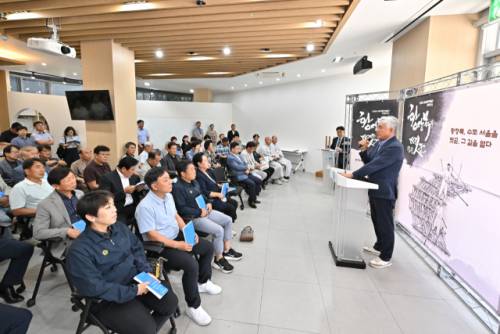 ◇정선아리랑문화재단 특별 기획전 ‘황장목과 정선뗏꾼’이 30일 정선아리랑박물관 교육실에서 최승준 정선군수를 비롯 송수옥 정선군의회 부의장, 최종수 정선아리랑문화재단 이사장 등 기관단체장과 지역 주민 등 50여 명이 참석한 가운데 열렸다. 기획전은 내년 5월말까지 계속된다.