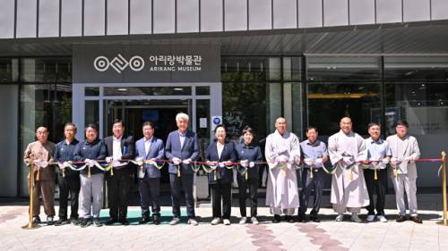 ◇정선아리랑문화재단 특별 기획전 ‘황장목과 정선뗏꾼’이 30일 정선아리랑박물관 교육실에서 최승준 정선군수를 비롯 송수옥 정선군의회 부의장, 최종수 정선아리랑문화재단 이사장 등 기관단체장과 지역 주민 등 50여 명이 참석한 가운데 열렸다. 기획전은 내년 5월말까지 계속된다.