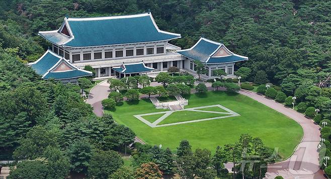 이재명 대통령이 청와대로 집무실 복귀를 예고한 가운데 오는 8월 1일부터 보안·안전 점검 등 준비작업을 위해 관람이 임시 중단된다. 사진은 30일 서울 종로구 세종로 청와대 본관. 2025.7.30/뉴스1 ⓒ News1 김진환 기자