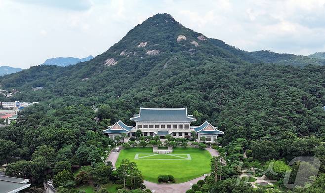 이재명 대통령이 청와대로 집무실 복귀를 예고한 가운데 오는 8월 1일부터 보안·안전 점검 등 준비작업을 위해 관람이 임시 중단된다. 사진은 30일 서울 종로구 세종로 청와대 본관. 2025.7.30/뉴스1 ⓒ News1 김진환 기자