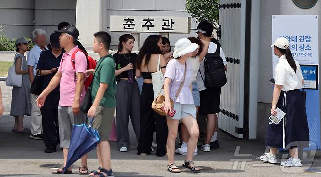 청와대 관람 일시 종료를 이틀 앞둔 30일 오후 서울 종로구 청와대 춘추문으로 관람객들이 입장하고 있다. 2025.7.30/뉴스1 ⓒ News1 김진환 기자