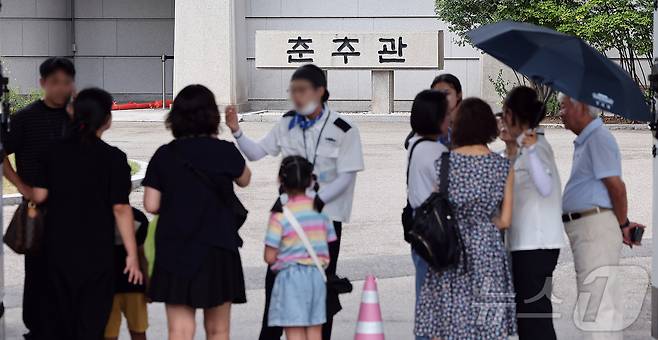 청와대 관람 일시 종료를 이틀 앞둔 30일 오후 서울 종로구 청와대 춘추문으로 관람객들이 입장하고 있다. 2025.7.30/뉴스1 ⓒ News1 김진환 기자