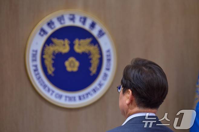 이재명 대통령이 지난 29일 서울 용산 대통령실 청사에서 열린 국무회의에서 국민의례를 하고 있다. (이재명 대통령 SNS. 재판매 및 DB금지) 2025.7.30/뉴스1 ⓒ News1 이재명 기자