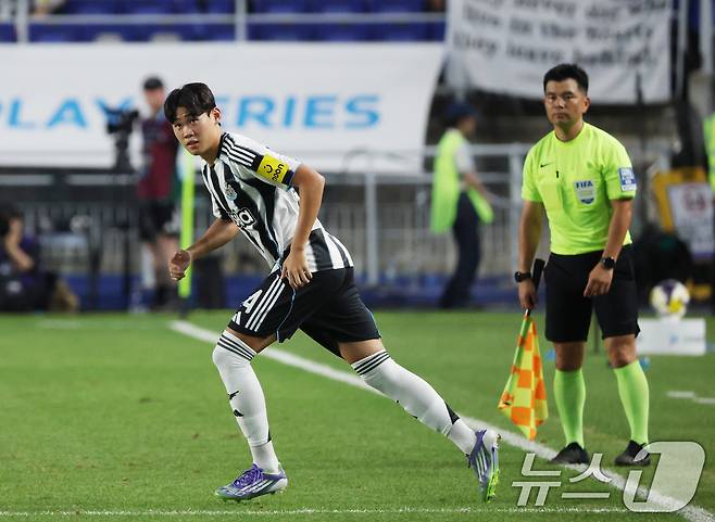뉴캐슬 박승수가 30일 오후 경기 수원시 팔달구 수원월드컵경기장에서 열린 2025 쿠팡플레이 시리즈 팀 K리그와 뉴캐슬 유나이티드의 경기에서 교체 투입되고 있다. 2025.7.30/뉴스1 ⓒ News1 김영운 기자