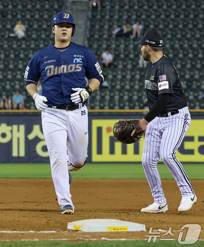 18일 오후 서울 송파구 잠실야구장에서 열린 프로야구 '2025 신한 SOL뱅크 KBO 리그' LG 트윈스와 NC 다이노스의 경기에서 5회초 1사 2루상황 NC 김형준이 1타점 안타를 친 후 1루 베이스에 안착하고 있다. 2025.6.18/뉴스1 ⓒ News1 박세연 기자