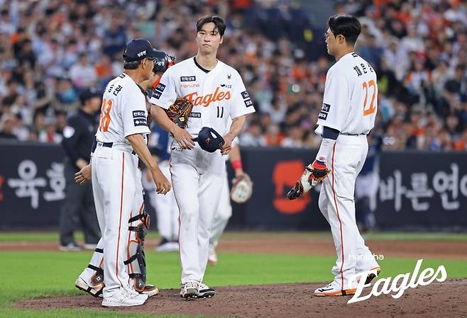 한화 엄상백(가운데)이 3일 대전 한화생명 볼파크에서 열린 2025 KBO리그 NC전에 선발 등판했으나 4회 강판되고 있다. 사진 | 한화 이글스