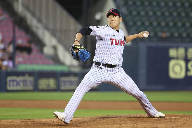 LG 손주영이 10일 서울 잠실구장에서 열린 2025 KBO리그 정규시즌 SSG전서 역투하고 있다. 사진 | LG 트윈스