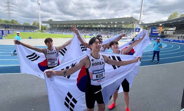 한국 육상 남자 계주 400m대표팀이 2025 라인-루르 세계대학경기대회(U대회)에서 금메달을 목에 걸었다.( 김정윤(왼쪽부터), 이재성, 나마디 조엘진, 서민준). /사진=대한육상연맹