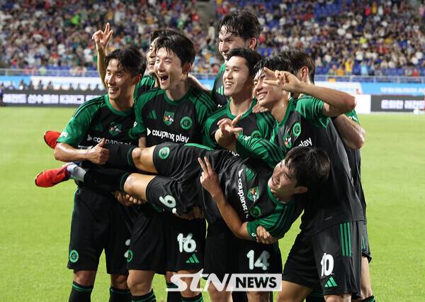 30일 오후 경기 수원시 팔달구 수원월드컵경기장에서 열린 2025 쿠팡플레이 시리즈 뉴캐슬 유나이티드와 팀 K리그의 경기, 팀 K리그 김진규가 골을 넣고 동료들과 세리머니를 하고 있다. /사진=뉴시스