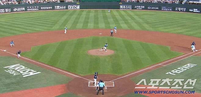 NC 다이노스 3루주자 김주원이 롯데 선발 감보아가 1루에 견제구를 던질 때 홈스틸을 시도하고 있다. SBS 스포츠 중계화면 캡쳐