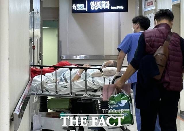 의정 갈등으로 학교를 떠났던 의대생들의 하반기 복학이 허용되면서 간호대생들이 상대적 박탈감을 느끼고 있다. 의료 대란에 업무가 가중됐던 간호사들은 "우리가 받은 상처는 누가 보듬어 주냐"면서 한목소리로 간호사 근무환경 개선, 취업난 등 문제 해결을 촉구했다. /서예원 기자