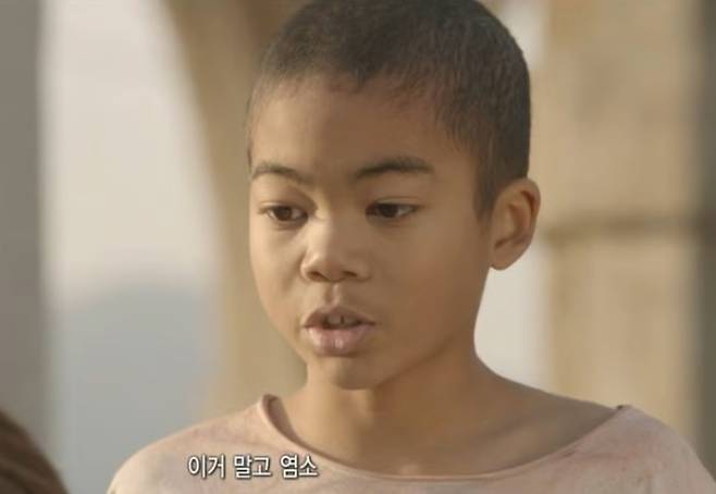 KBS2 드라마 ‘태양의 후예’에 아역배우로 출연한 나마디 조엘진. /KBS