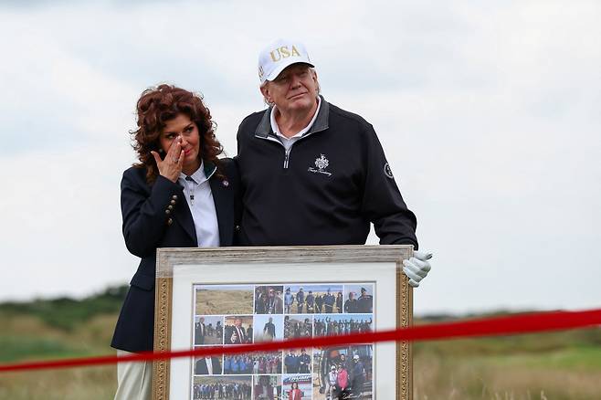 29일(현지 시각) 영국 애버딘에서 열린 트럼프 인터내셔널 골프 링크 애버딘 그랜드 오프닝에서의 도널드 트럼프 미국 대통령과 사라 말론 트럼프 인터내셔널 애버딘 골프 링크 부사장이 모습. /로이터 연합뉴스