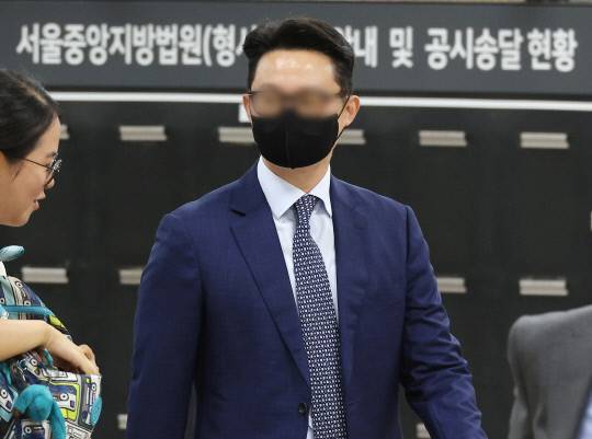 '건진법사 청탁 의혹'의 핵심 인물인 통일교 전 세계본부장 윤모 씨가 30일 영장실질심사를 위해 서울중앙지법에 출석하고 있다. 연합뉴스