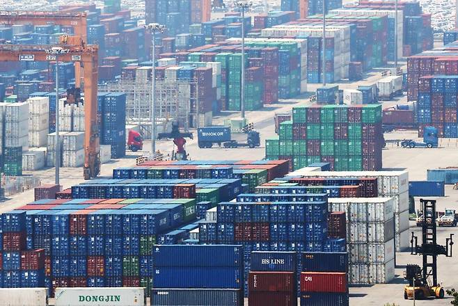 29일 경기 평택시 포승읍 평택항에 수출용 컨테이너들이 세워져 있다. 2025.7.29/뉴스1