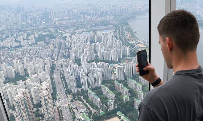 6월29일 서울 송파구 롯데월드타워 전망대 서울스카이에서 바라본 서울 시내 아파트 단지 모습. 연합뉴스