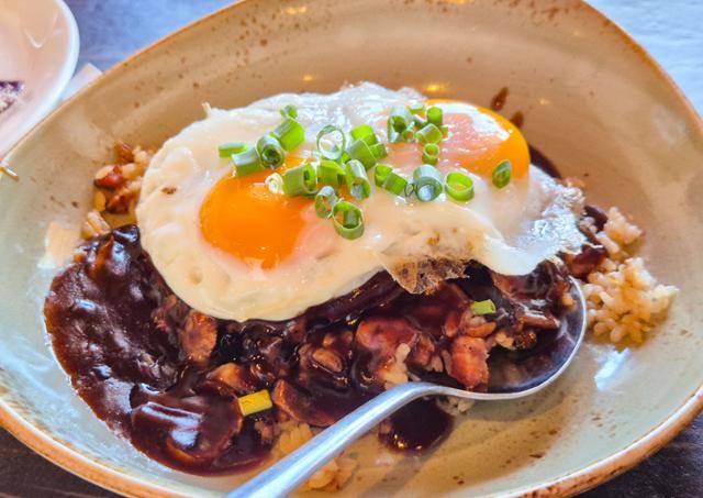 일본계 미국인 청소년들이 빠르게 한 끼를 해결하기 위해 요청해 탄생한 '로코모코'는 하와이를 상징하는 음식으로 자리 잡았다. 오아후=이한호 기자