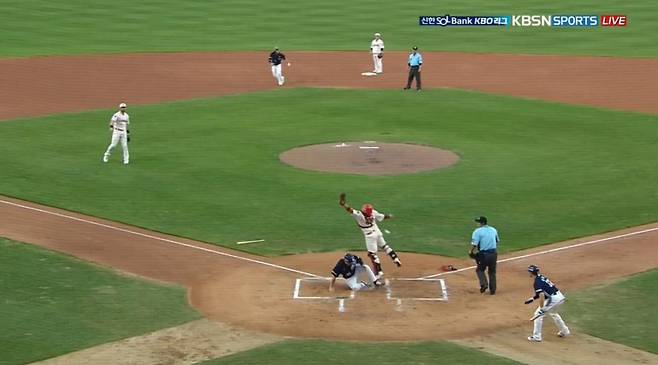 29일 광주 두산전 2회 초 나온 패트릭 위즈덤의 홈 송구 실책 장면. KBSN스포츠, 티빙 캡처