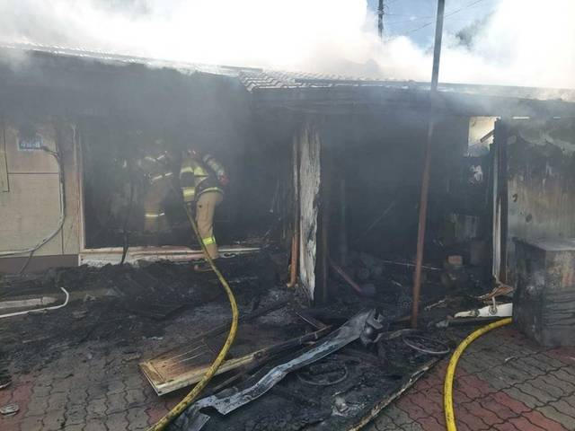 ▲ 30일 오전 7시 36분쯤 태백시 철암동의 한 단독주택서 불이 났다. 강원소방본부 제공