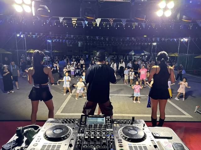 ▲ ‘무소음 페스티벌, 바란’이 30일 동해시 갤러리바란 인근 공영주차장(발한로 211-5)에서 성황리에 열렸다. 옛 전성기 시절의 문화를 현대적 감각으로 재구성한 문화재생 프로젝트이다. 사일런트 디스코, DJ와 함께하는 무소음 클럽 댄스파티, 가족 레크리에이션 게임 등 향수를 자극하는 프로그램이 줄지어 판을 벌였다.