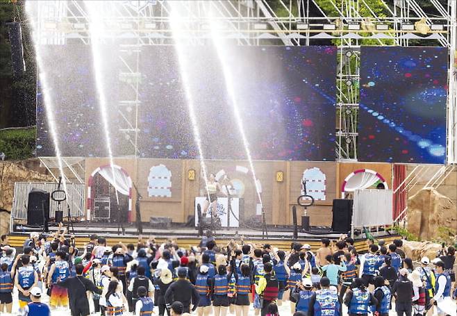 원피스와 콜라보한 여름 축제가 진행 중인 캐리비안 베이 파도풀의 모습. 삼성물산 제공