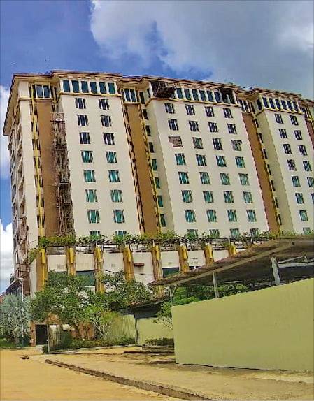 < 대규모 피싱범죄 소굴 > 김민수 씨(가명·28)가 탈출한 캄보디아 안롱뱅 지역의 한 사기 콜센터 건물. 11층 높이, 4700㎡ 규모로 건물 뒤편에 조직원 숙소, 카지노, 식당가 등이 자리하고 있다. /독자 제공