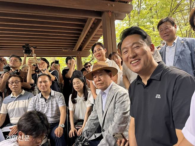 오세훈 서울시장이 30일 서울 양천구 목동6단지에서 진행된 주민간담회에서 담소를 나누며 웃고 있다. 주영재 기자