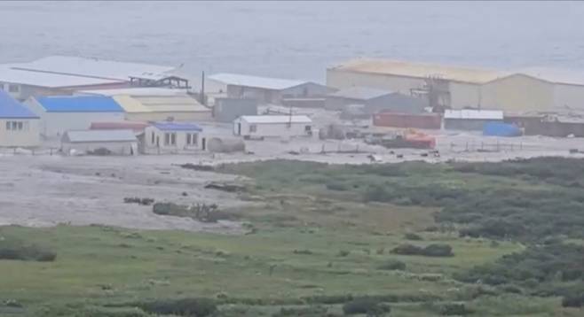 러시아 사할린 지역 캄차카반도에서 30일(현지시간) 강력한 지진이 발생해 해안 근처에 위치한 건물에 피해를 입혔다. /로이터=뉴스1