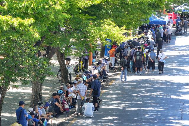 중복을 하루 앞두고 폭염이 이어진 29일 대구 달서구 두류공원 사랑해밥차 무료 급식소에서 어르신들이 그늘에서 부채 등으로 더위를 식히며 줄을 서고 있다. 연합뉴스