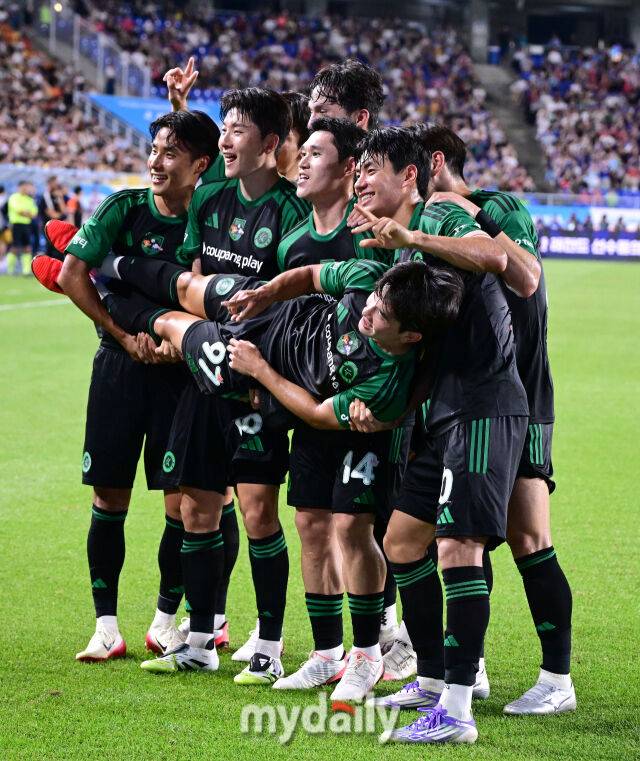 2025년 7월 30일 오후 경기도 수원월드컵경기장에서 쿠팡플레이 시리즈 '팀K리그와 뉴캐슬 유나이티드 FC'의 경기가 열렸다. 팀K리그 김진규가 전반전 선제골을 넣고 기뻐하고 있다./수원월드컵경기장=유진형 기자