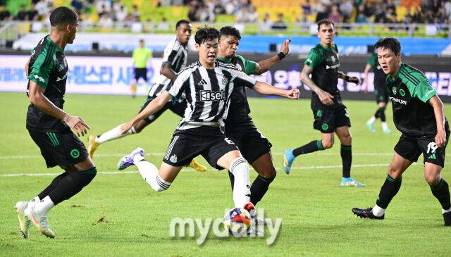 2025년 7월 30일 오후 경기도 수원월드컵경기장에서 쿠팡플레이 시리즈 '팀K리그와 뉴캐슬 유나이티드 FC'의 경기가 열렸다. 뉴캐슬 박승수가 슛을 하고 있다./수원월드컵경기장=유진형 기자