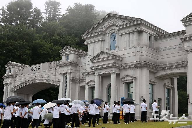 가평 통일교 천정궁 앞에 모인 신도들의 모습. 가평=박종민 기자