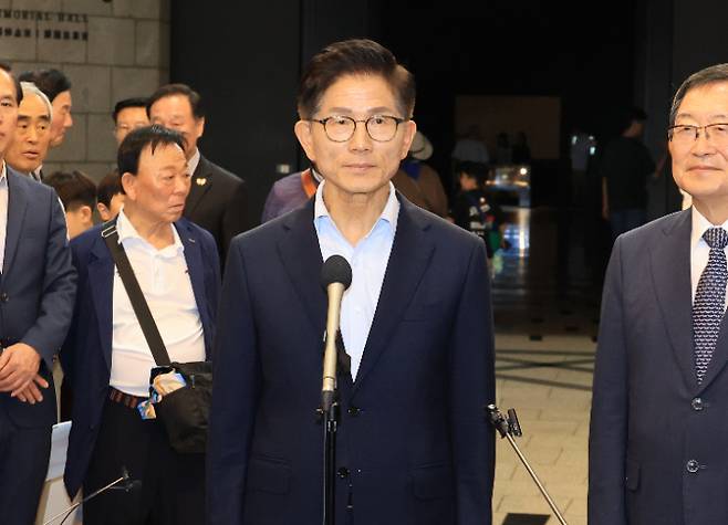 국민의힘 당 대표 선거에 나선 김문수 전 고용노동부 장관이 30일 서울 용산구 전쟁기념관에서 전사자비 참배를 마치고 발언하고 있다. 연합뉴스