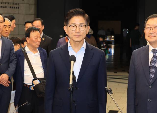 ▲국민의힘 당 대표 선거에 나선 김문수 전 고용노동부 장관이 30일 서울 용산구 전쟁기념관에서 전사자비 참배를 마치고 발언하고 있다. ⓒ연합뉴스