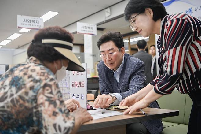 원강수 원주시장이 시민들과 만나 현장 목소리를 듣고 있다. 원주시 제공