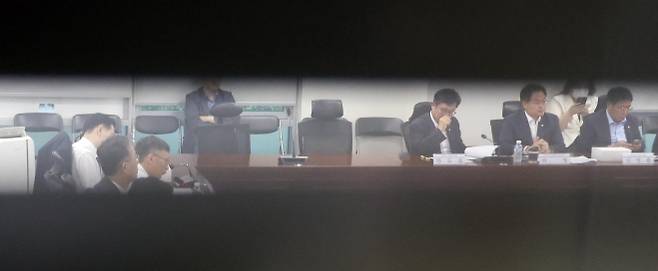 더불어민주당과 기획재정부 관계자들이 29일 국회 의원회관에서 이재명 정부의 첫 세제개편안 마련을 위해 비공개 당정협의회를 진행하고 있다. 이날 당정은 법인세 최고세율을 25%로 현행보다 1% 포인트 인상하기로 했다. 뉴스1