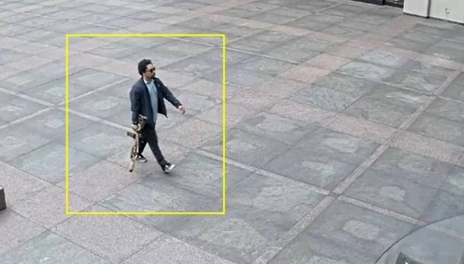 총격범 셰인 타무라(27)가 총기를 들고 건물로 들어가는 모습. CCTV 캡처