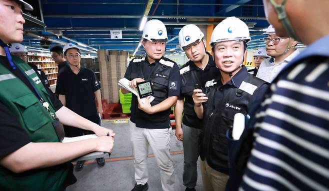 김영훈 고용노동부 장관이 30일 경기 화성시 쿠팡 동탄물류센터를 불시 방문, 폭염 속 노동자들의 작업 및 휴식 환경을 점검하고 있다. 2025.7.30 고용노동부 제공
