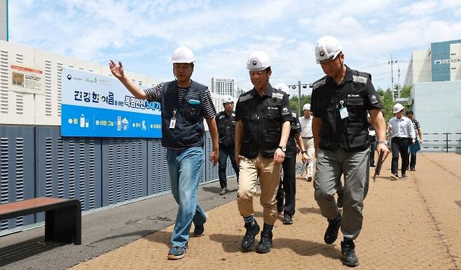 김영훈 고용노동부 장관이 30일 경기 화성시 쿠팡 동탄물류센터를 불시 방문, 폭염 속 노동자들의 작업 및 휴식 환경을 점검하고 있다. 2025.7.30 고용노동부 제공