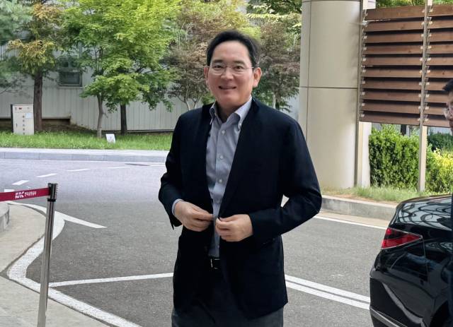 이재용 삼성전자 회장이 29일 서울 강서구 서울김포비즈니스항공센터(SGBAC)를 통해 워싱턴DC로 출국하고 있다. 연합뉴스