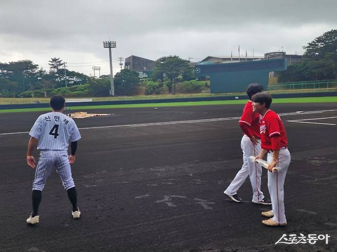 올해 3월 일본 오키나와 스프링캠프 당시 SSG 정준재(오른쪽)가 LG 신민재에게 배트를 선물 받고 있다.|박정현 기자
