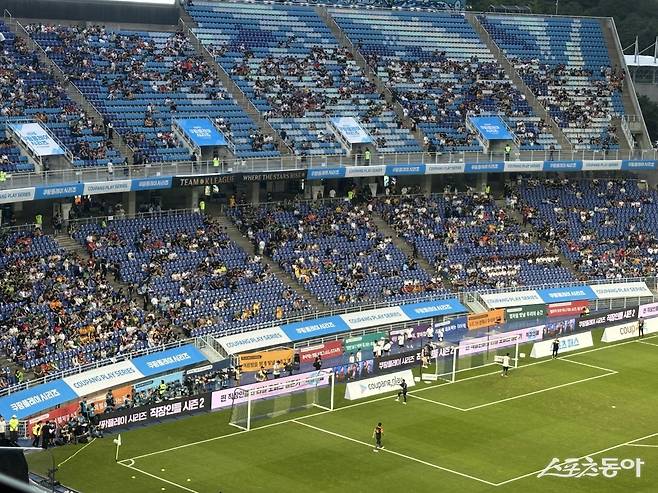 이번 올스타전에는 각 구단 팬들의 응원문구가 담긴 현수막이 수원월드컵경기장 북쪽 관중석을 수놓았다. 12개 구단에서 팬 공모를 통해 선정된 문구들은 저마다의 개성과 상징을 담고 있었다. 수원|백현기 기자 hkbaek@donga.com
