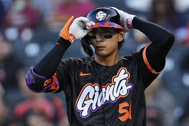 샌프란시스코 이정후는 30일(한국시간) 펜웨이파크에서 열린 ‘2025 MLB’ 피츠버그와 홈경기에서 7번타자 중견수로 선발출전해 3타수 무안타에 그쳤다. 팀은 5연패로 승률 5할 붕괴와 PO 경쟁에서 밀려날 위기에 처했다.|AP뉴시스